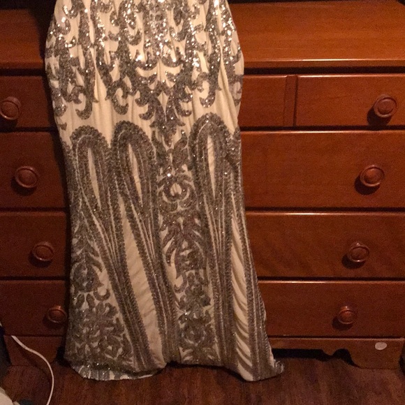 I’m selling a dress, it was worn once . - Picture 2 of 5